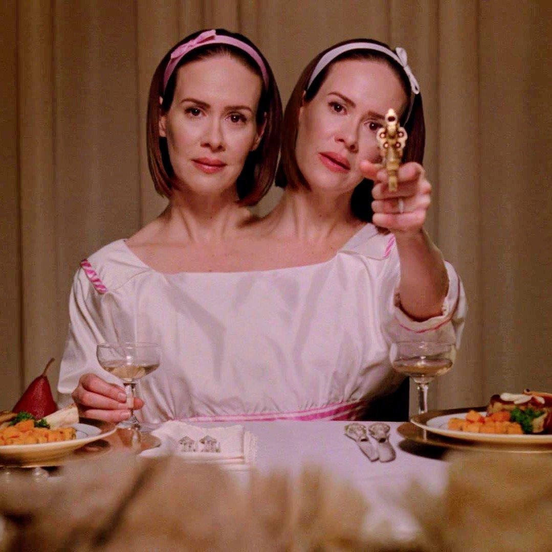 Dos hermanas que comparten un cuerpo, pero tienen personalidades y deseos distintos. Su llegada transforma el equilibrio de la compañía y las convierte en figuras centrales de la historia.