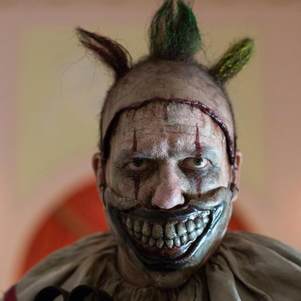 El payaso que aterroriza a la localidad. Su presencia introduce una amenaza inquietante y uno de los elementos de terror más reconocibles de la temporada.