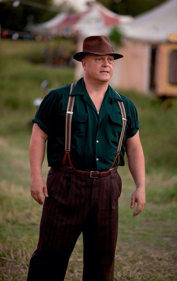 Es el hombre fuerte de la feria y el padre de Jimmy. Su llegada altera el equilibrio de la compañía, ya que oculta aspectos de su pasado y tiene dificultades para aceptar su propia identidad. Su relación con Ethel y Jimmy está marcada por la culpa, la violencia y el deseo de redención.