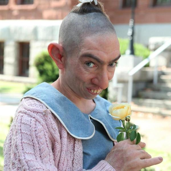 Es una de las artistas más reconocibles y entrañables de la compañía. Su historia es fundamental porque conecta Freak Show con Asylum, la segunda temporada. Descubrimos cómo llegó a vivir con Elsa y cómo los acontecimientos de su vida familiar la llevan finalmente al destino que conocemos en Asylum.